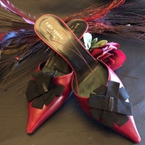 Kate spade med heels mule wine/ burgundy color. Looks beautiful on!
